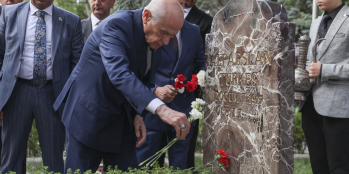Devlet Bahçeli’nin ilk ziyareti Türkeş’in kabri oldu